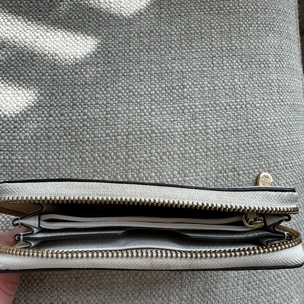 Michael Kors Cream Wallet with strap - Picture 4 of 4